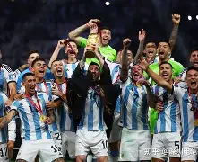 关于法甲加时末段再迎强敌，巴黎圣日耳曼遗憾出局，主帅态度——引发热议，阵容厚度经受考验的信息