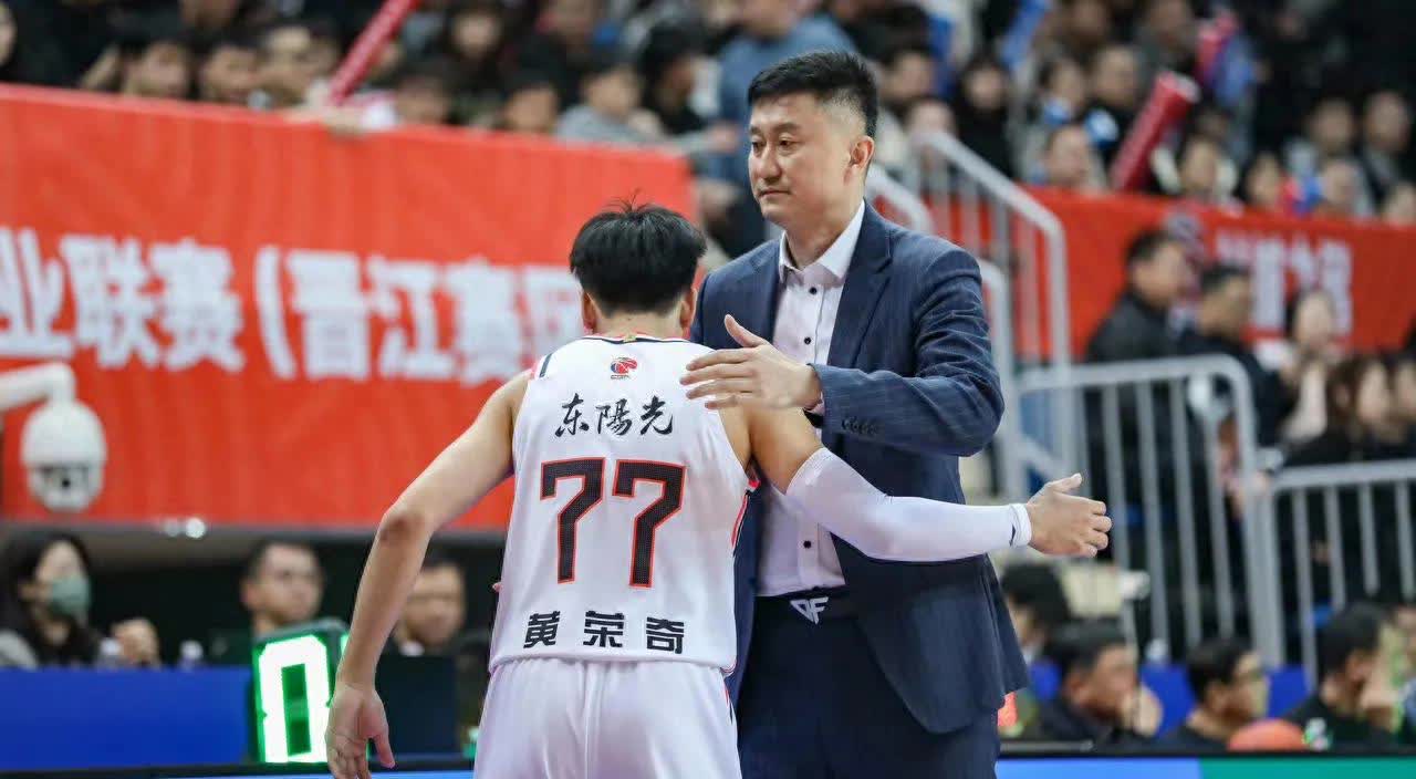 包含加时末段斯图加特状态回暖——CBA常规赛节点到来,球迷炸锅,团队化学反应显著的词条 包含加时末段斯图加特状态回暖——CBA常规赛节点到来,球迷炸锅,团队化学反应显著的词条