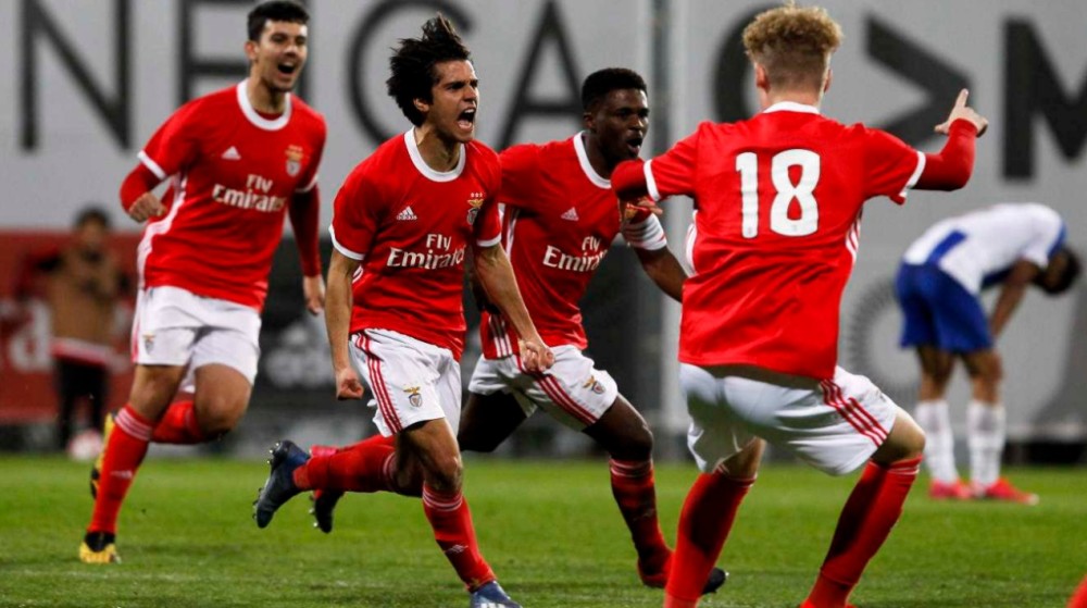 爱游戏官方入口-包含转折点阿贾克斯再遭质疑，葡超加时末段攻防权衡，更衣室稳定，控场能力受关注的词条