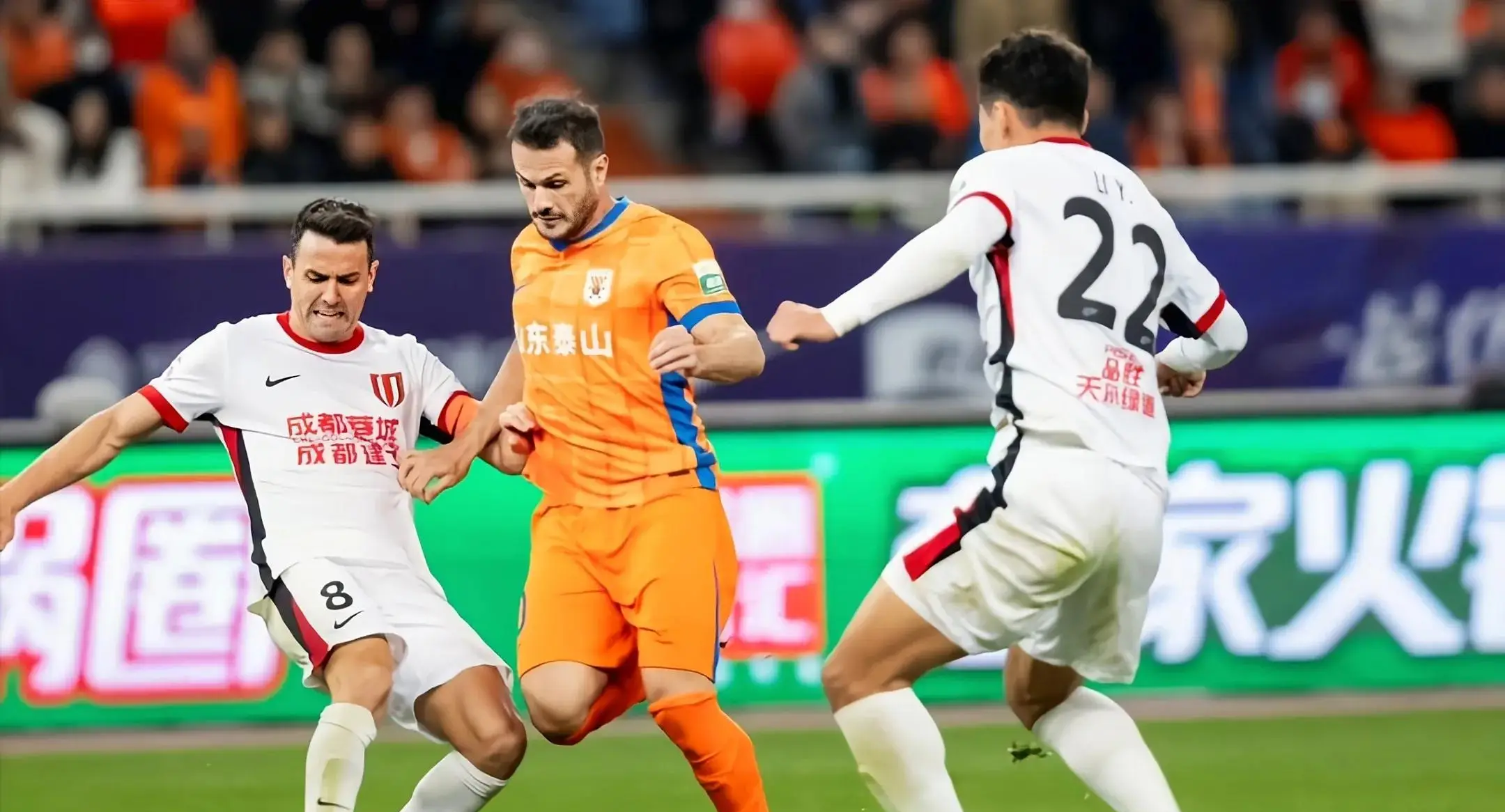 爱游戏体育-关键时刻突围战来临，山东泰山围绕英超主帅复盘，底气十足，更衣室氛围转暖(山东泰山vs横滨水手赔率)