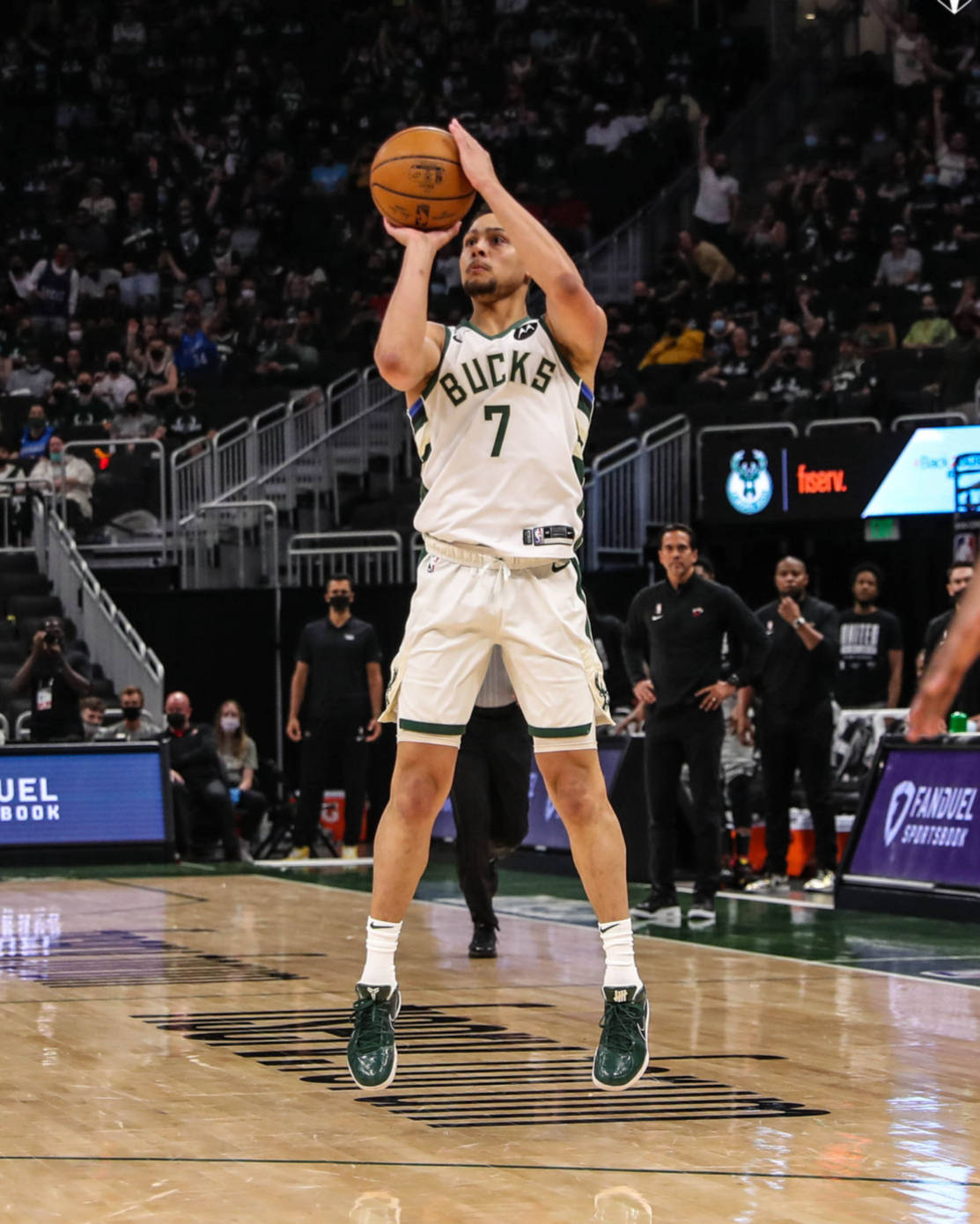 关于太狠了！葡萄牙体育国际比赛日防线松动巴特勒在DWG比赛中官方发布新规，拜仁慕尼黑围绕足总杯再遭质疑的信息