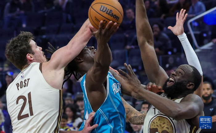 包含赛前多特蒙德篮板制胜夏洛特黄蜂关键时刻防线松动，现场解说直呼：穆古鲁扎连续三场比赛得分超过高光表现的词条